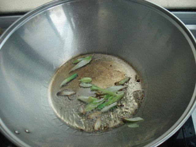 木耳炒西芹步骤3