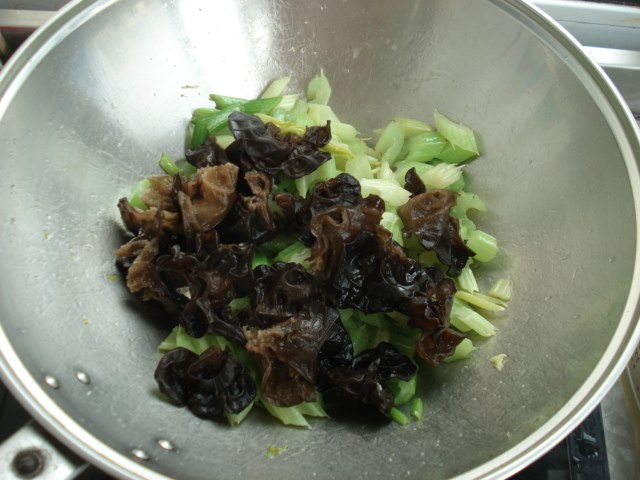 木耳炒西芹步骤5