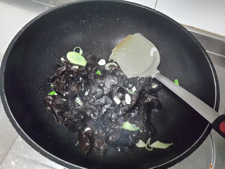 大葱炒木耳步骤3