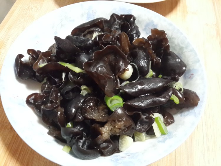 大葱炒木耳步骤5