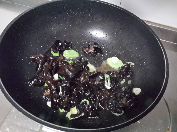 大葱炒木耳步骤4