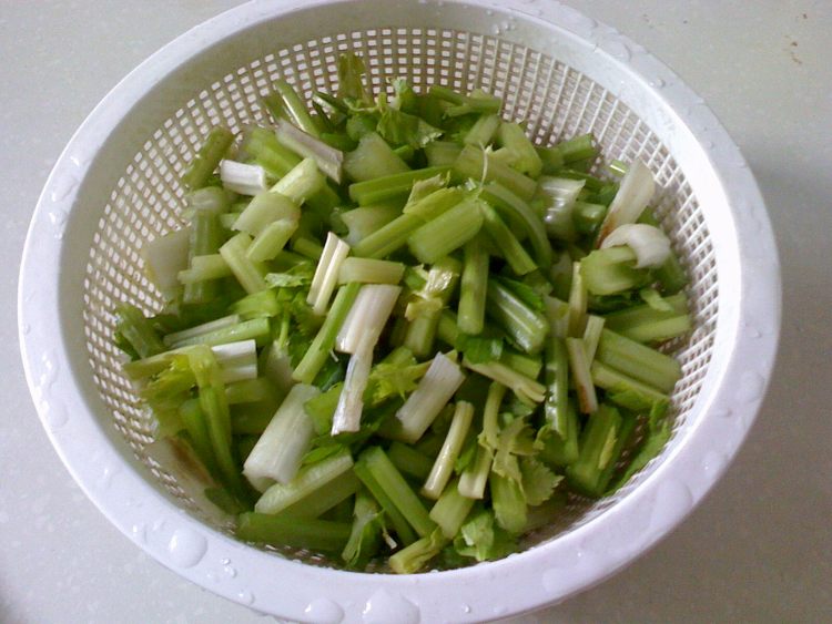 素炒芹菜香菇丁步骤1