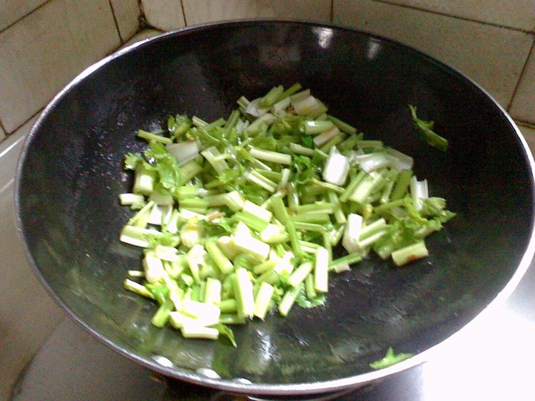 素炒芹菜香菇丁步骤4