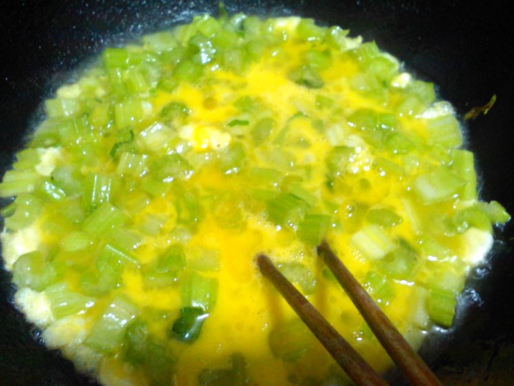 鸡蛋西芹步骤5