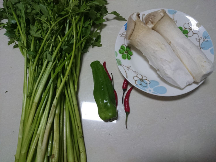 水芹炒杏鲍菇步骤1