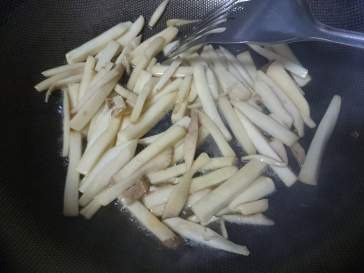 水芹炒杏鲍菇步骤7