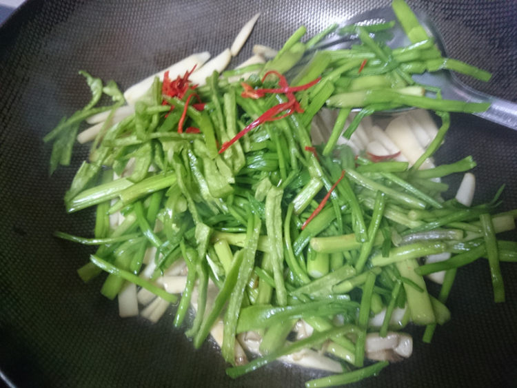 水芹炒杏鲍菇步骤8