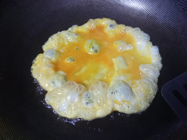 水芹木耳炒蛋步骤5