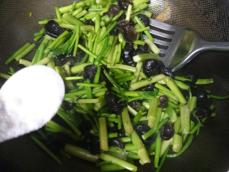 水芹木耳炒蛋步骤8