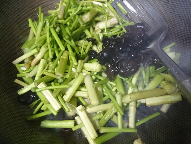 水芹木耳炒蛋步骤7