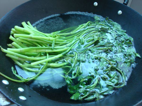 花生仁拌水芹菜步骤4