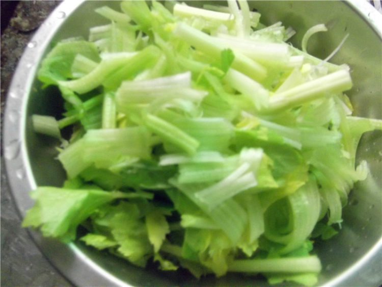 胡萝卜芹菜炒蒜苗步骤1