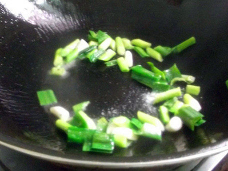 胡萝卜芹菜炒蒜苗步骤4