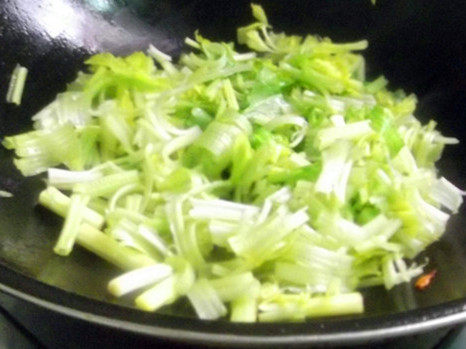 胡萝卜芹菜炒蒜苗步骤8