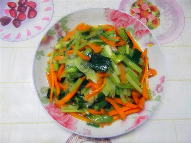胡萝卜芹菜炒蒜苗步骤10