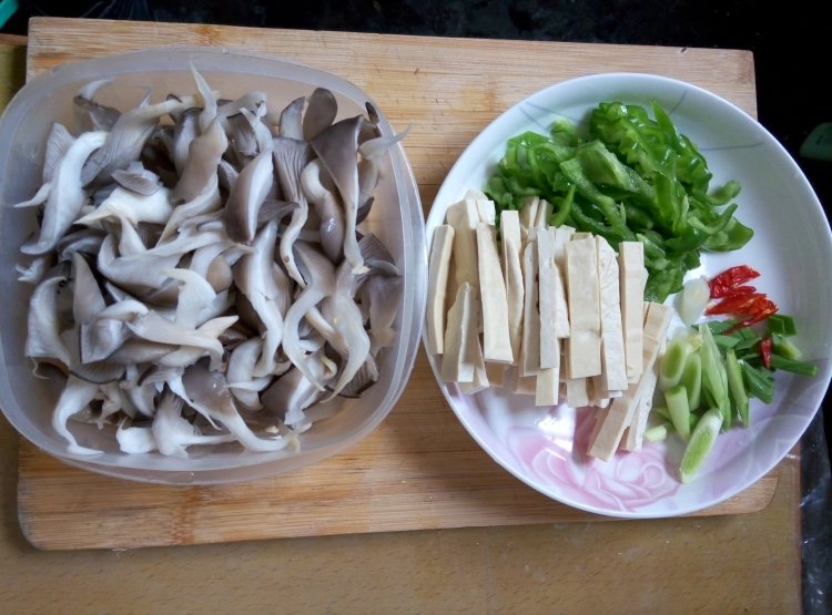 平菇炒豆干步骤2