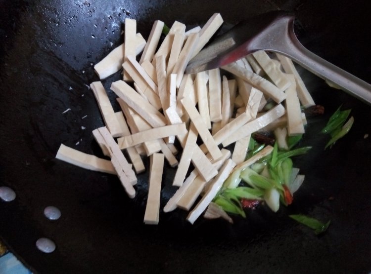 平菇炒豆干步骤4