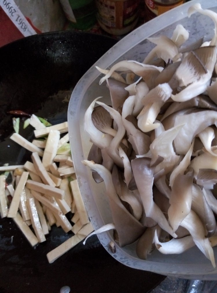 平菇炒豆干步骤5