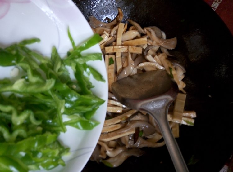 平菇炒豆干步骤7
