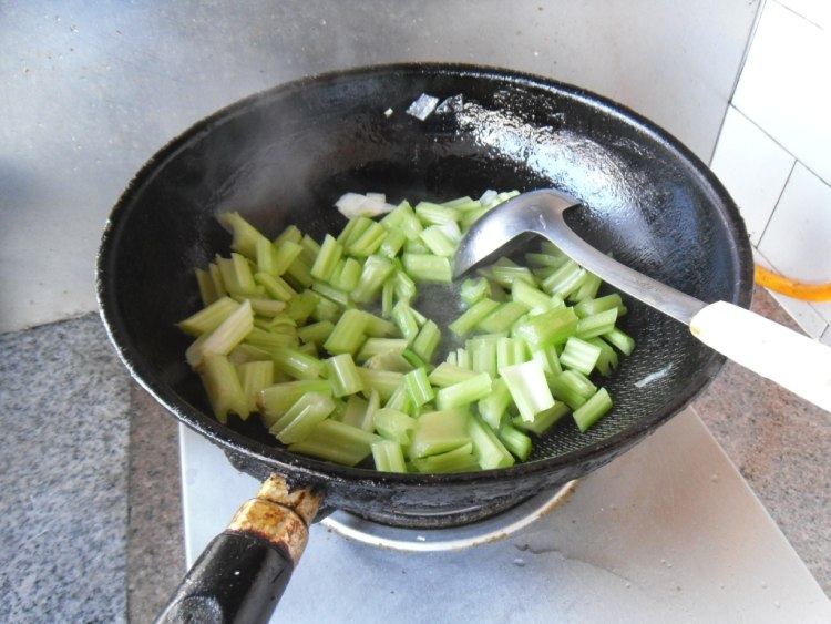 西芹菌菇步骤5