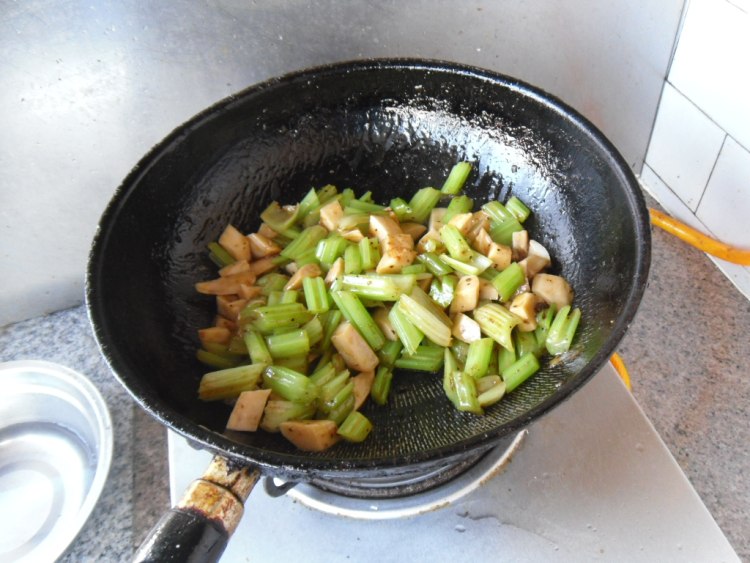 西芹菌菇步骤9