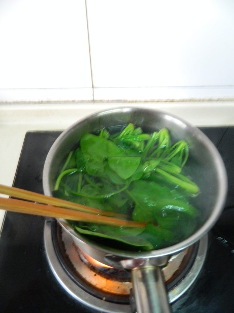酸辣木耳拌菠菜步骤2