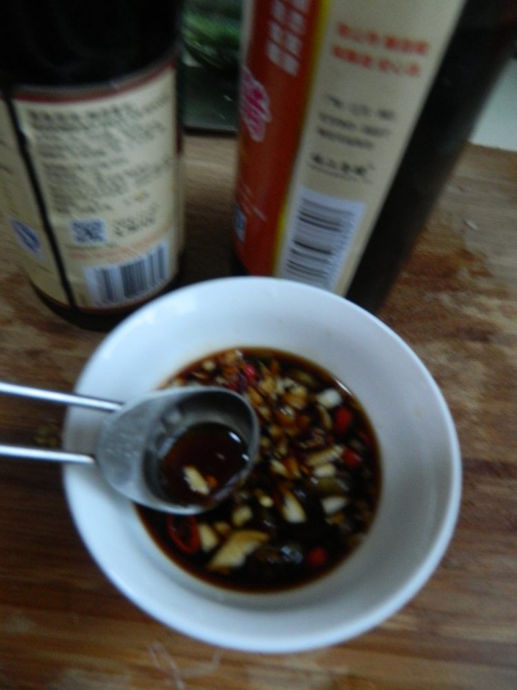 酸辣木耳拌菠菜步骤6