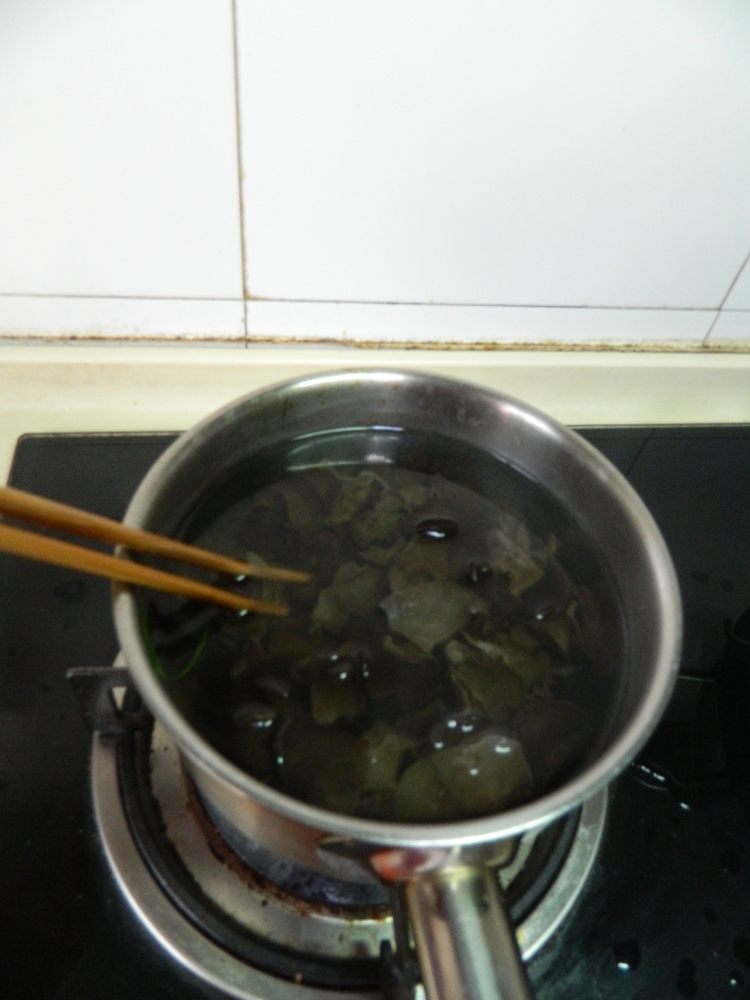 酸辣木耳拌菠菜步骤3