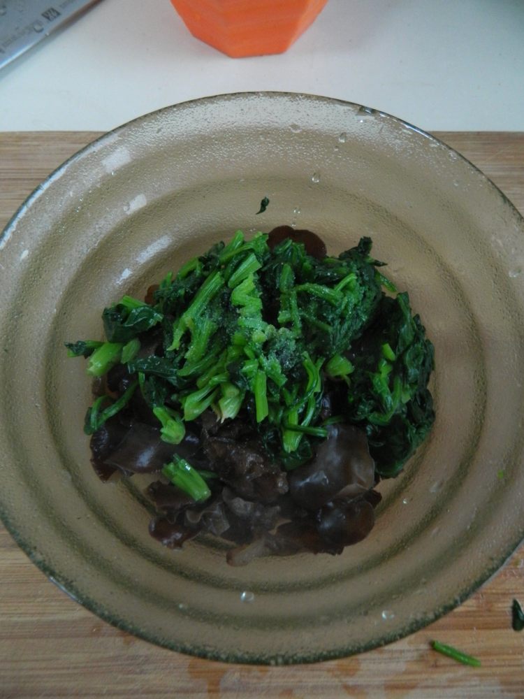 酸辣木耳拌菠菜步骤4