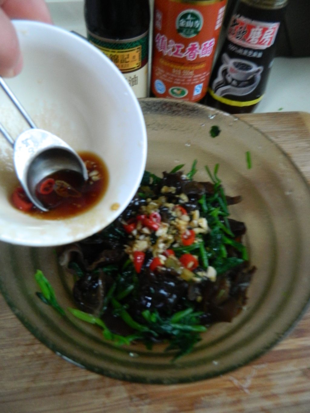 酸辣木耳拌菠菜步骤7