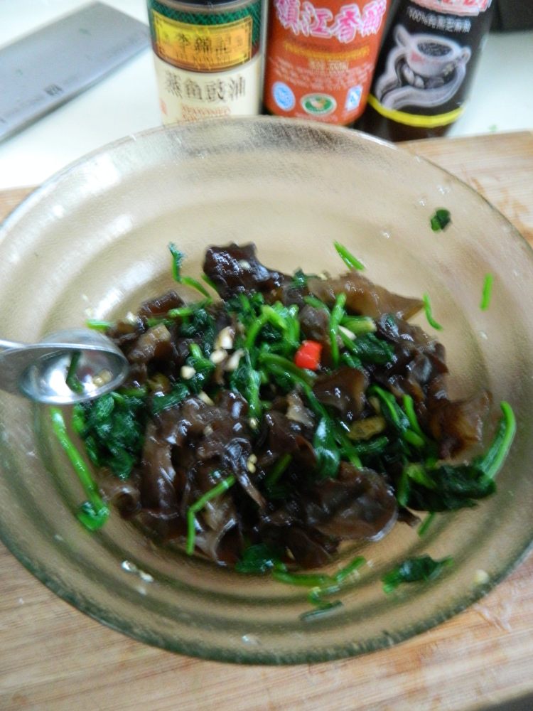 酸辣木耳拌菠菜步骤8