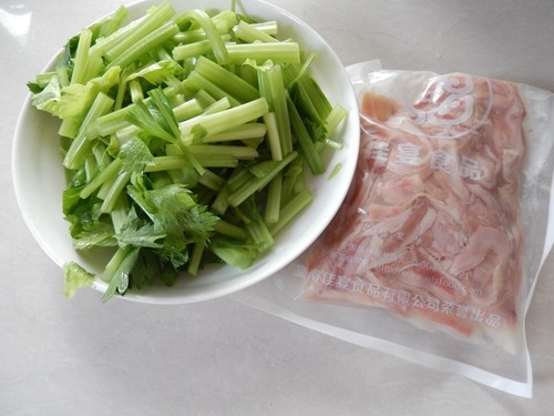 芹菜炒肚条步骤1