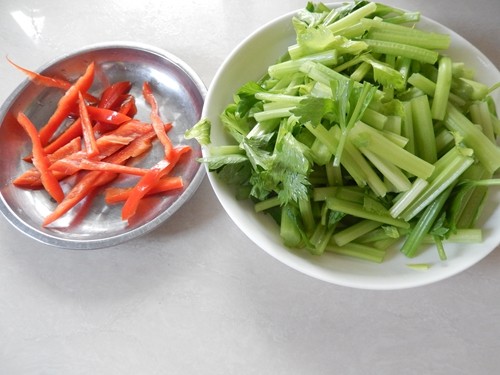 芹菜炒肚条步骤3