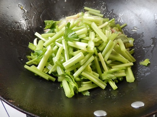 芹菜炒肚条步骤6
