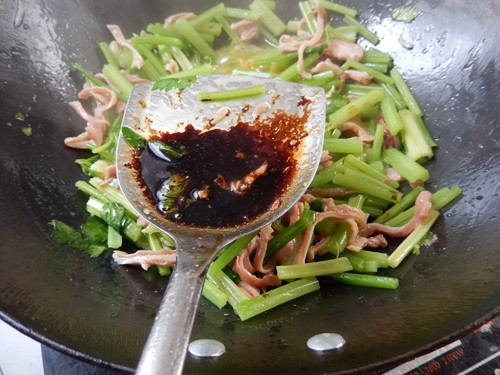 芹菜炒肚条步骤7