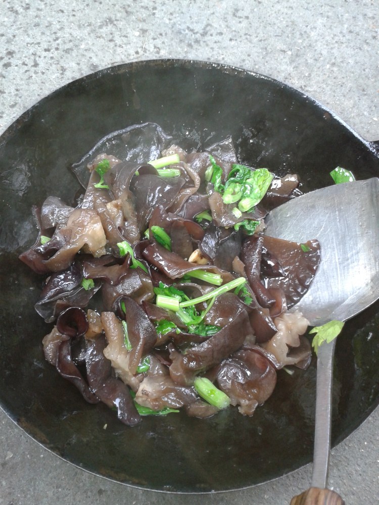 芹菜炒黑木耳步骤4