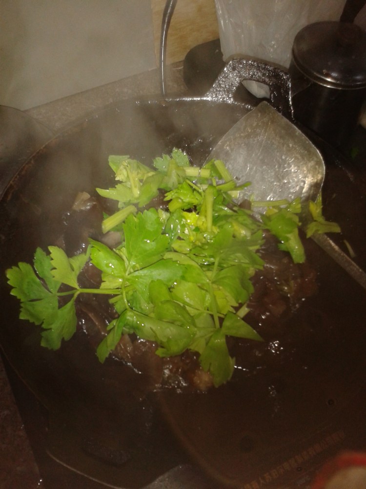 芹菜炒黑木耳步骤3