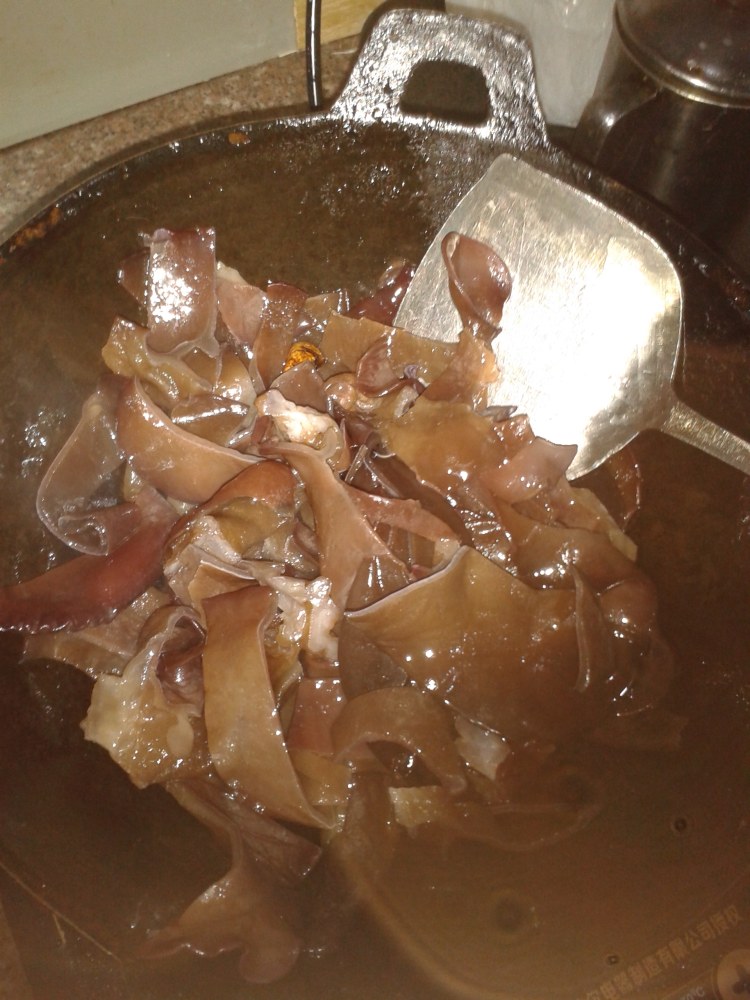 芹菜炒黑木耳步骤1