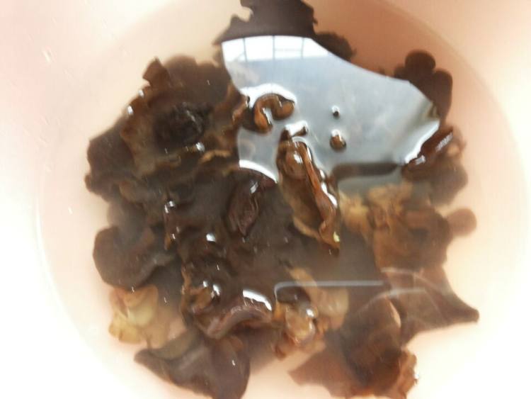 黑木耳炒口蘑步骤1