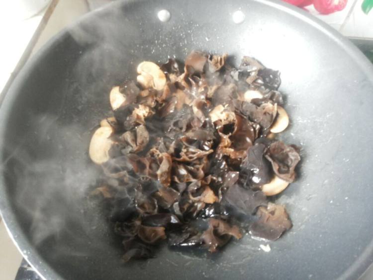 黑木耳炒口蘑步骤6