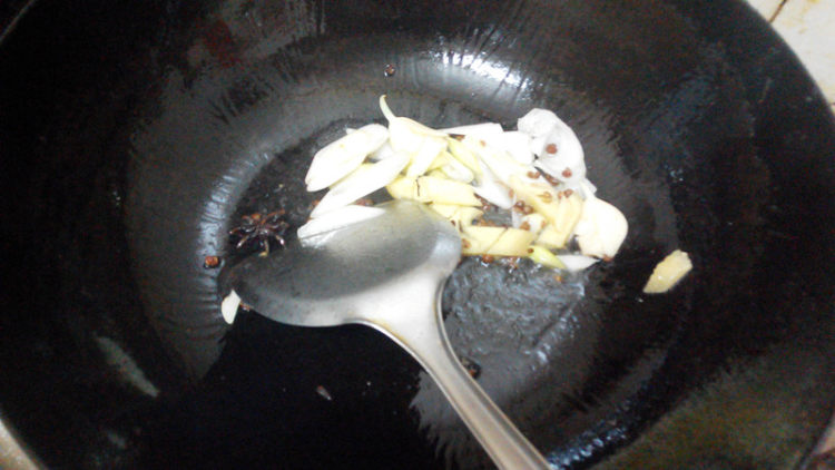 黄花菜烧肉块步骤4