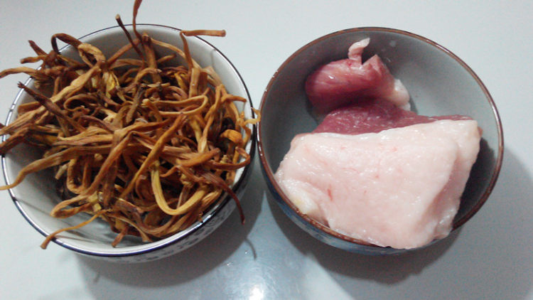 黄花菜烧肉块步骤1