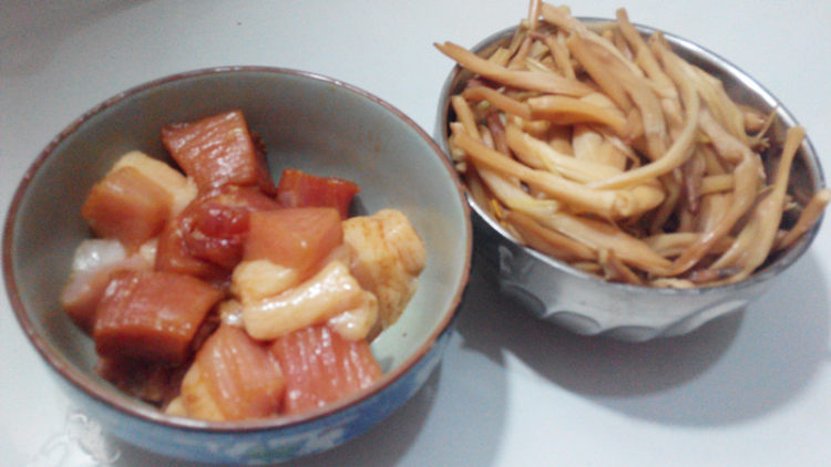 黄花菜烧肉块步骤2