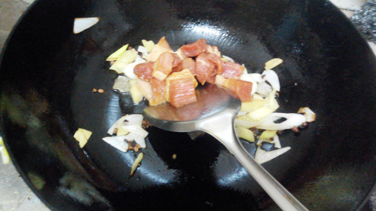 黄花菜烧肉块步骤5