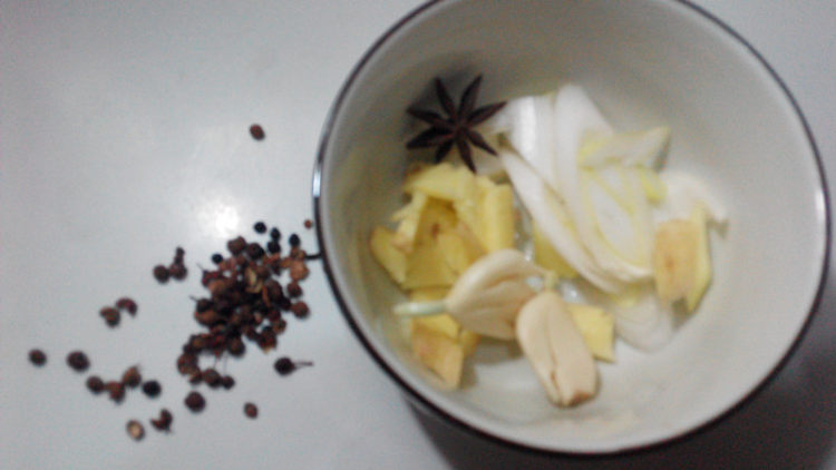 黄花菜烧肉块步骤3