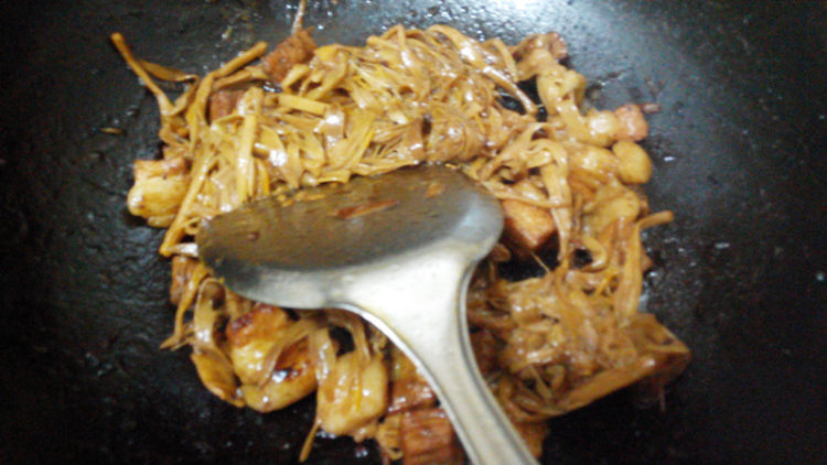 黄花菜烧肉块步骤9