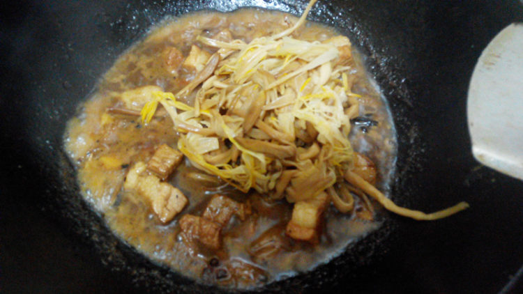 黄花菜烧肉块步骤8