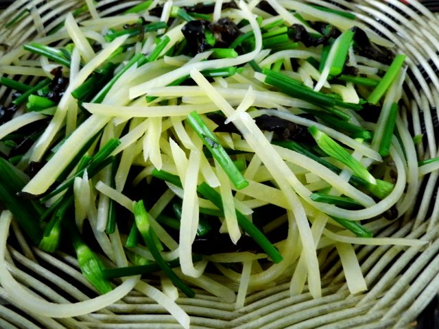 炝拌韭苔土豆丝步骤4