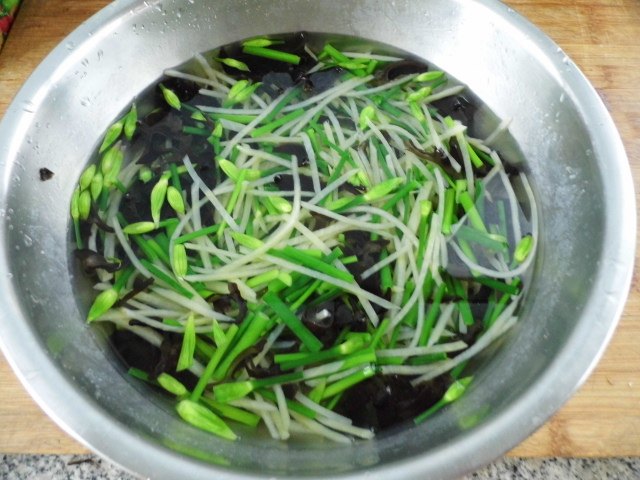 炝拌韭苔土豆丝步骤3