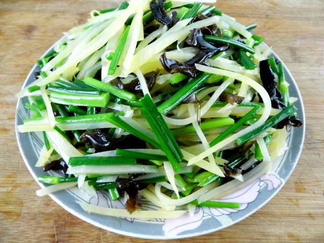 炝拌韭苔土豆丝步骤6